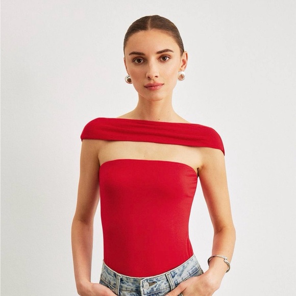 Commense Red Off-Shoulder Backless Top - Picture 3 of 8